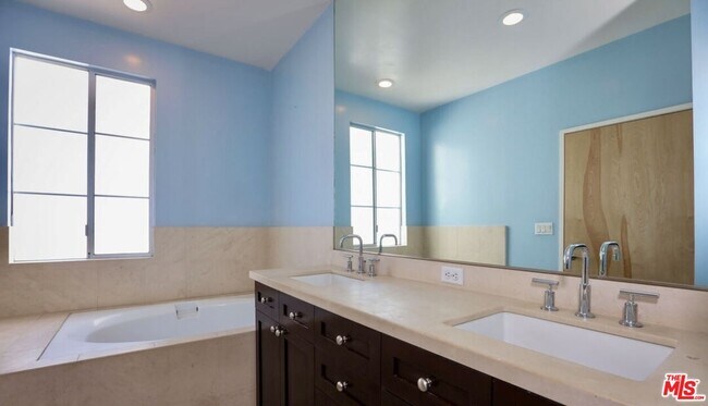 Building Photo - 5350 Playa Vista Dr