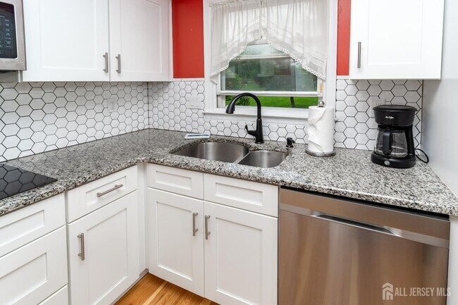 Building Photo - 456 Roxbury Ln