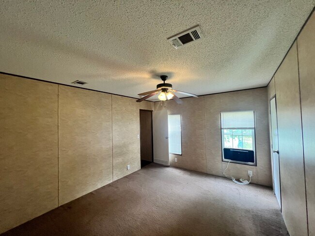 Building Photo - 3 Bedroom / 2 Bathroom Home – Utilities Not Included