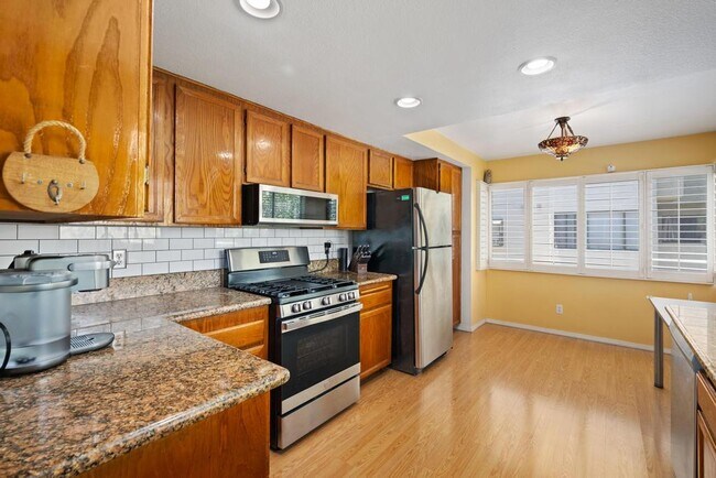 Building Photo - 1439 Summit Dr