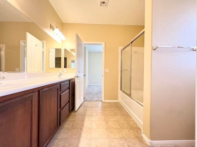 Building Photo - Welcome to this well-maintained 3-bedroom, 2.5-bath home