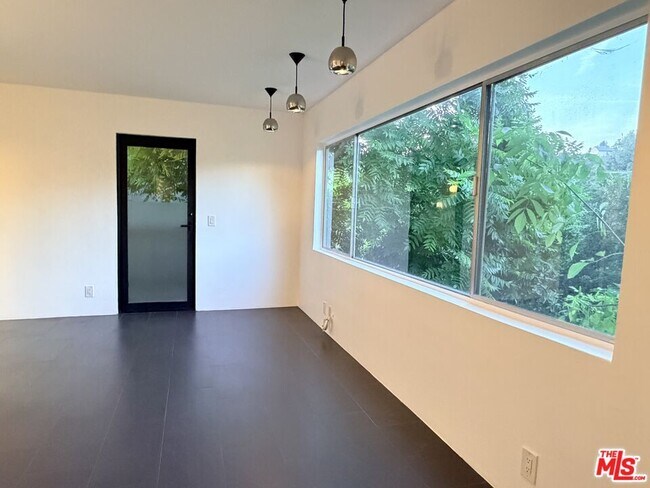 Building Photo - 8743 Hollywood Hills Rd