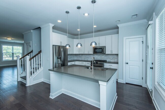 Building Photo - Beautiful Oyster Point Townhome - Mt. Pleasant