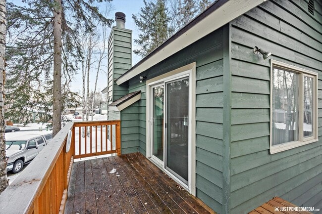 Building Photo - Quiet Eagleridge Home