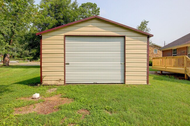 Building Photo - Updated 3bed 2 bath in St B with SEPARATE WORKSHOP around back.