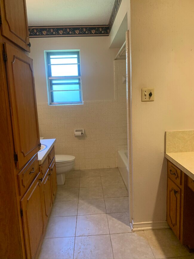 Building Photo - 919 Magnolia Ln