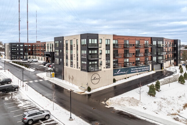 Building Photo - Aloma
