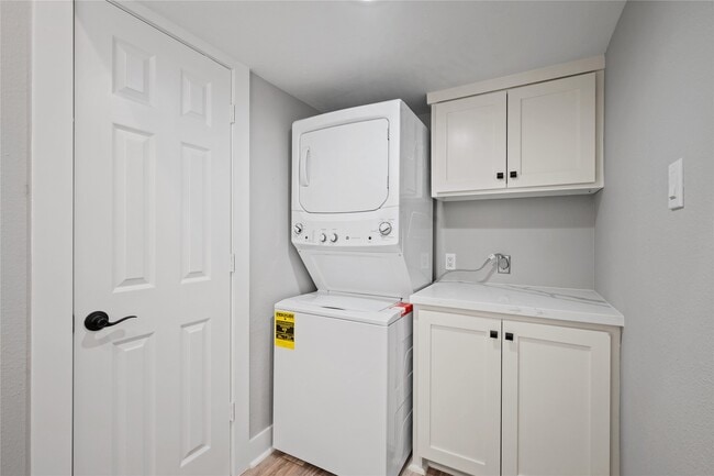 Building Photo - 2113 Lake Village Dr