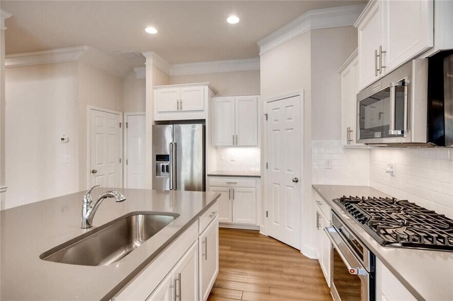 Building Photo - 2255 Emerald Sky Dr