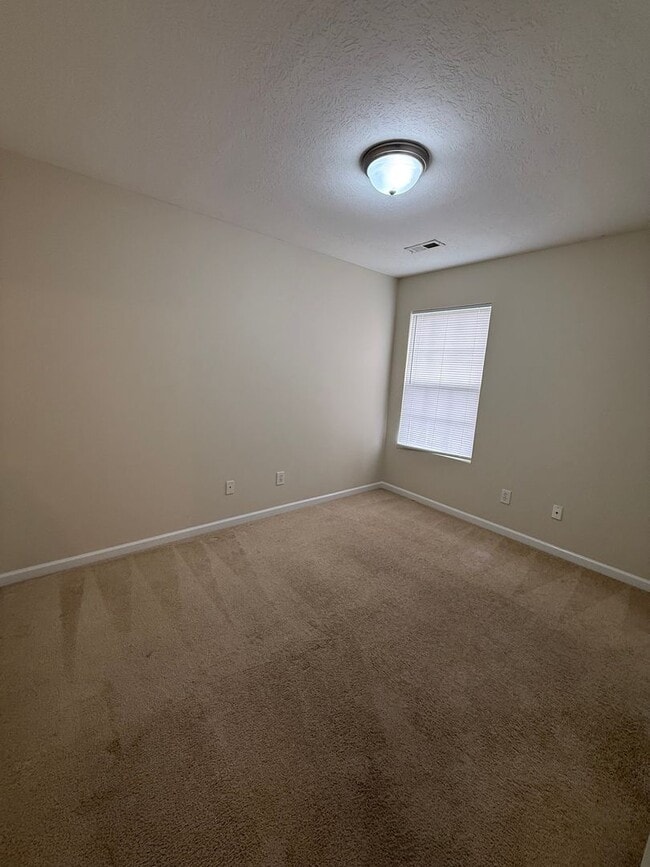 Building Photo - Spacious 4 bedroom 2.5 bath home in North Knoxville