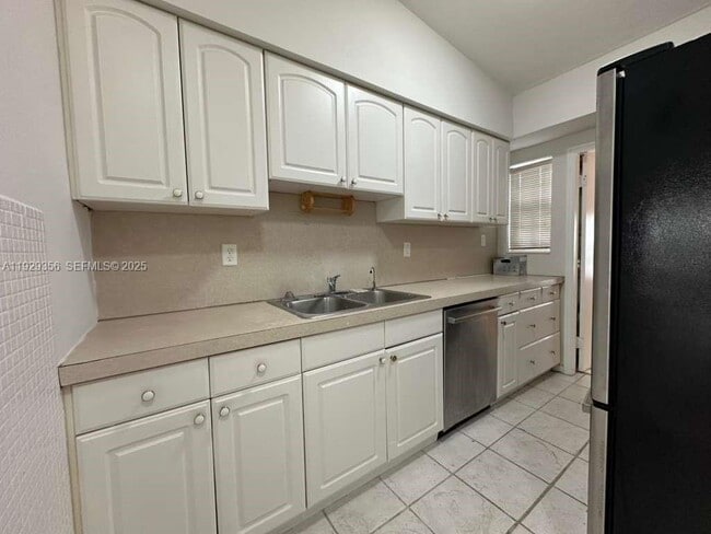 Building Photo - 1790 NE 18th St