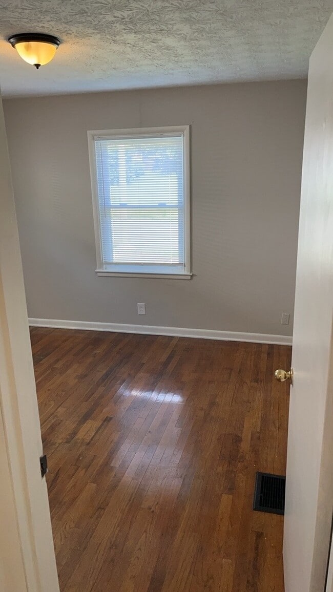 Building Photo - 250 E Parkwood Dr