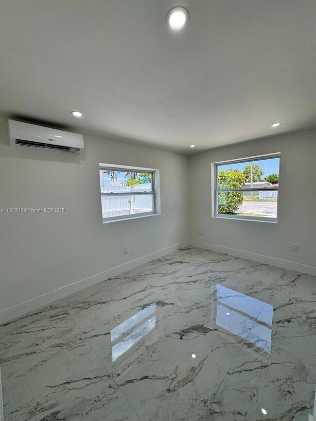 Building Photo - 11000 SW 47th Terrace