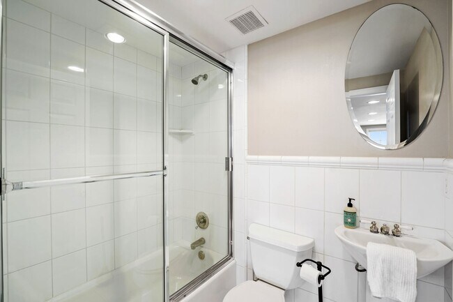 Building Photo - 5 Bedroom + 4 Bathroom Home  | Ocean Opulence | Furnished Monthly Rental