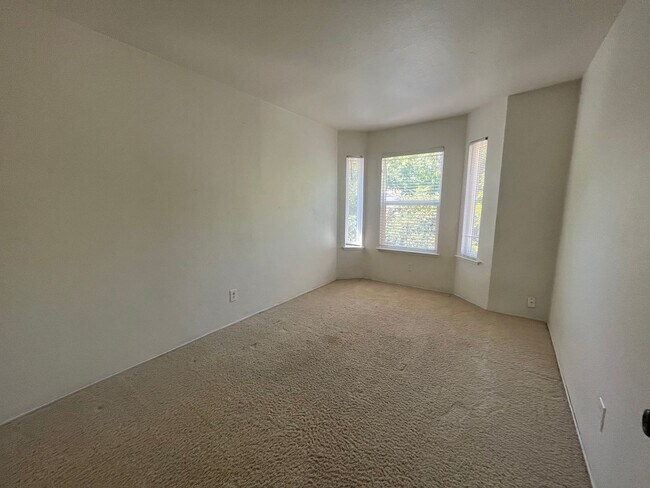 Building Photo - Spacious 3bed 2.5bath 2 story home available now!