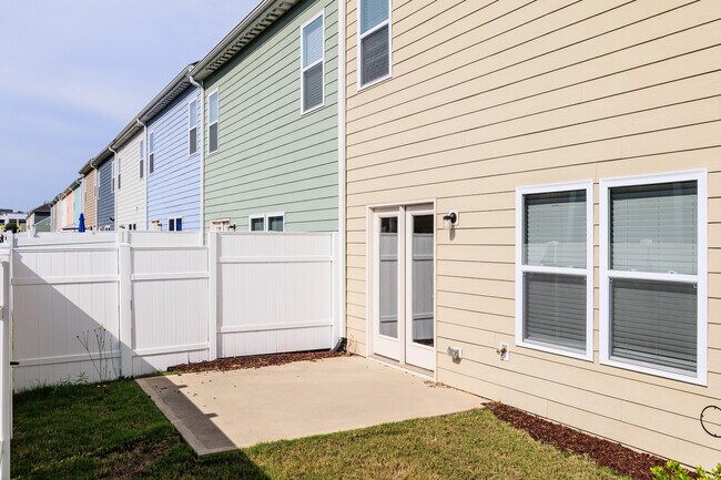 Building Photo - 628 Metro Sta