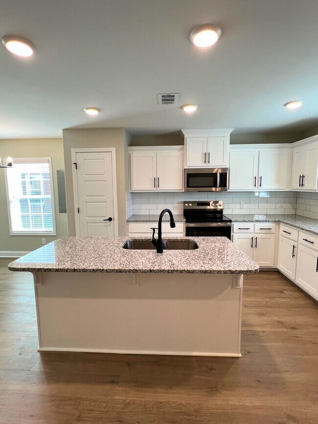 Building Photo - 3/2 fenced in yard & access to amenities!!