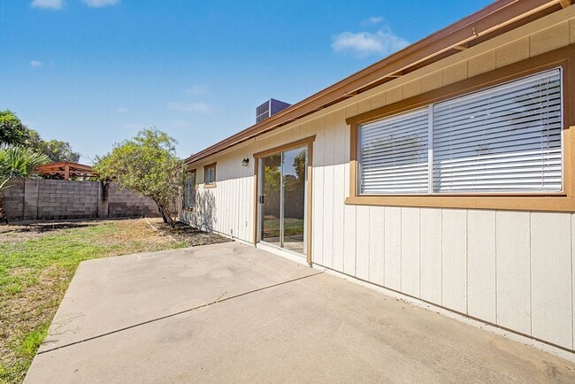 Building Photo - Beautiful 3 Bedroom Home with Large Grass Yard