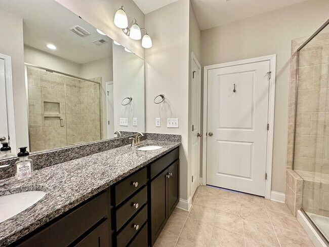 Building Photo - Beautiful 4 bedroom, 3 bath townhome end u...