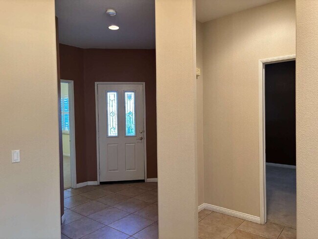 Building Photo - Great Great-Room for Long-term
