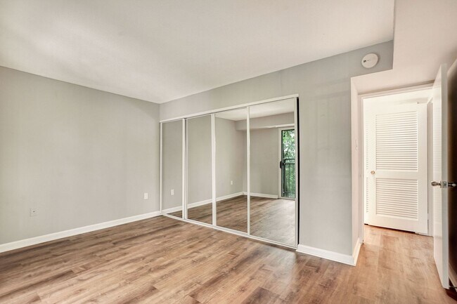 Building Photo - Water, Gas, Electric Utilities included in rent! Available Now! 1 Bed / 1 Bath Condo in the heart...