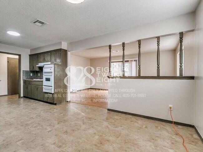 Building Photo - Midwest City 3 Bed/2 Bath House with Attached Two-Car Garage!