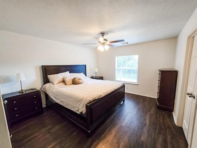 Building Photo - 32347 Hunter Park Ct