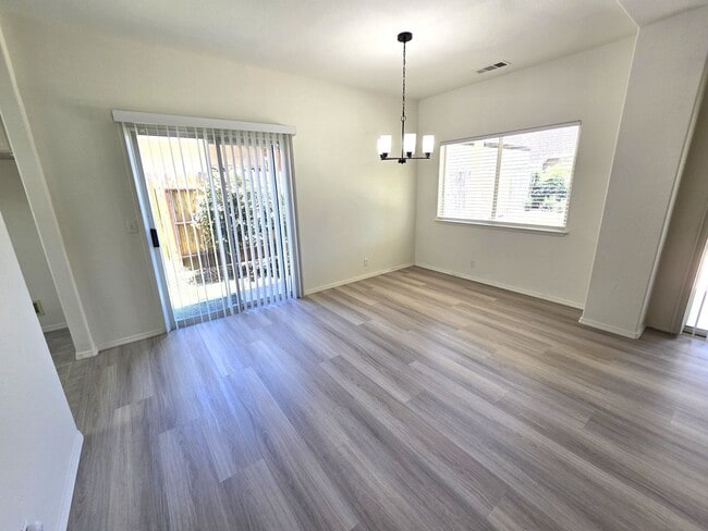 Building Photo - Beautiful 4 Bedroom 2 Bath Home