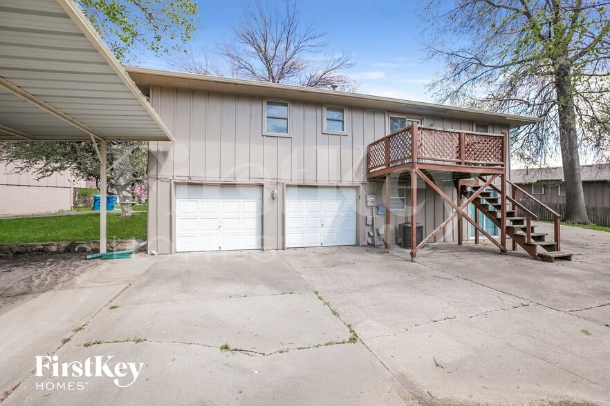 Building Photo - 606 NE Park Cir