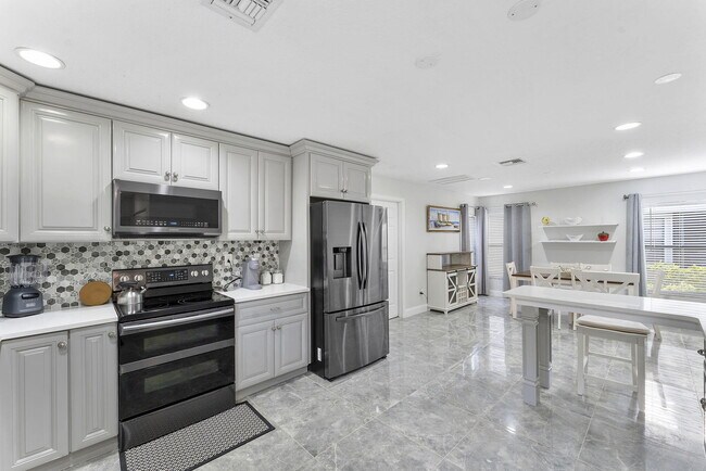 Building Photo - 8103 Covington Ct