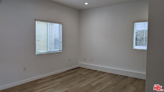 Building Photo - 1259 Devon Ave