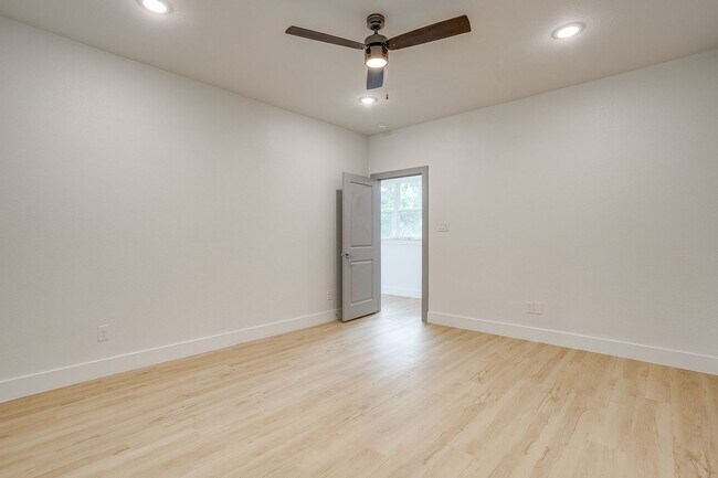 Building Photo - 3817 Winfield Ave