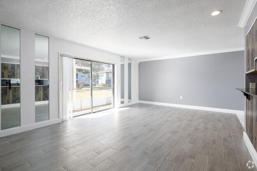 2BR, 2BA - 1,088SF - Living Room - Locale Boggy Creek
