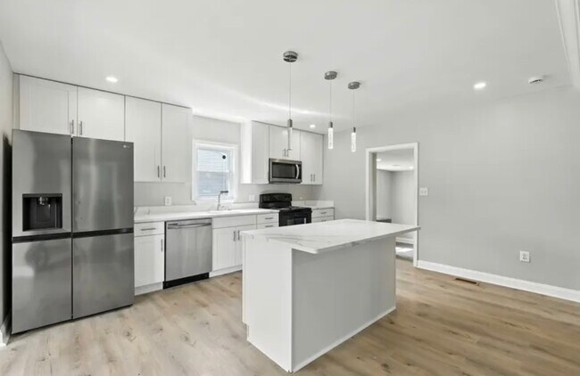 Building Photo - Rolling Rd