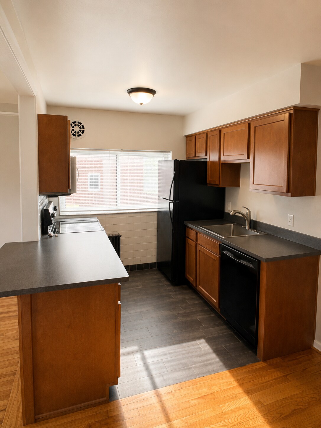 Building Photo - 637 Maple Dr