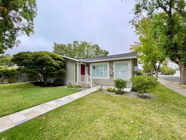 Primary Photo - Charming 3 Bedroom 2 Bath Home in Old Town...