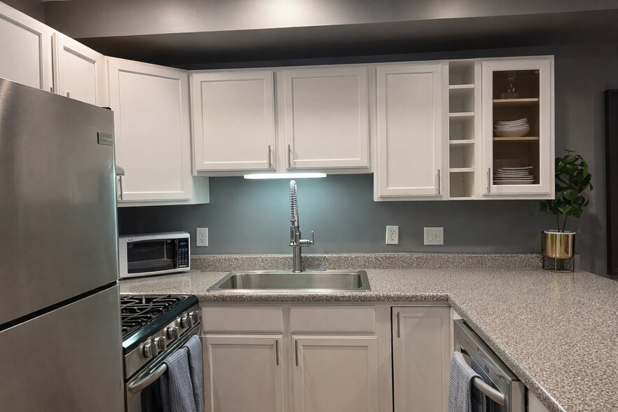 Building Photo - 2321 W Harrison St