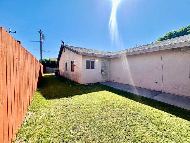 Building Photo - AVAILBLE NOW !!  3-bedroom 2 bath Duplex i...