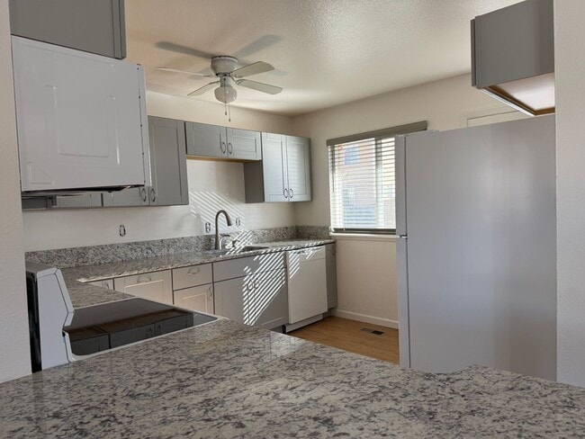 Building Photo - Cute Updated 2 Bedroom House