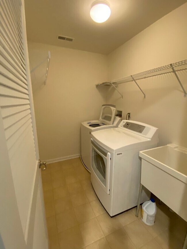 Building Photo - Gorgeous 4-Bed Townhome located in North W...