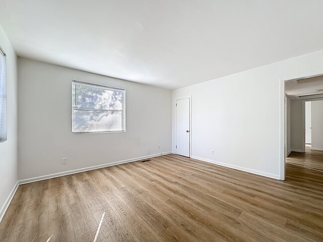 Building Photo - 5330 Quan Dr