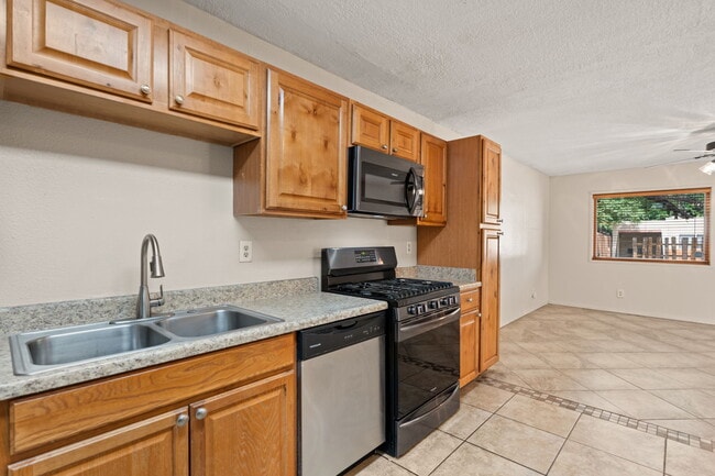 Building Photo - 1178 Calle Madera