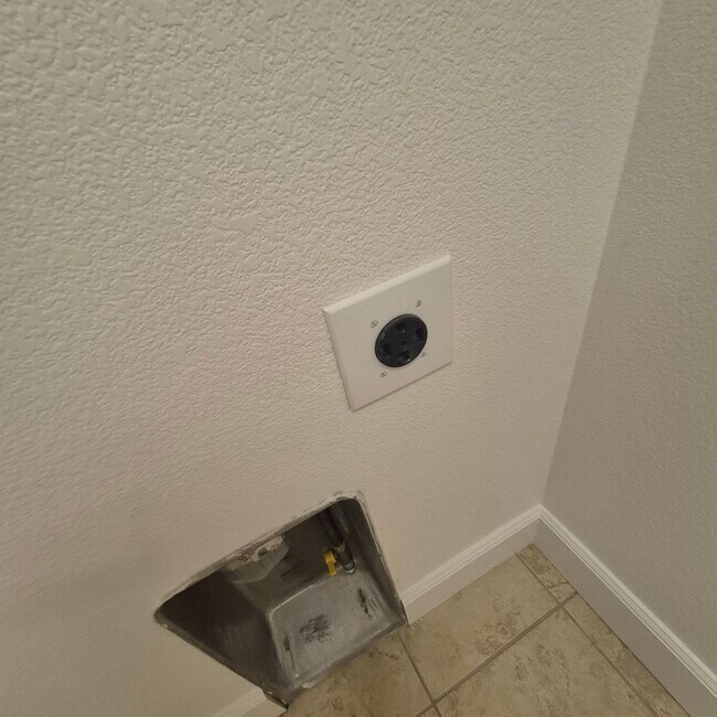 Building Photo - Natomas Home available for Speedy Move in.