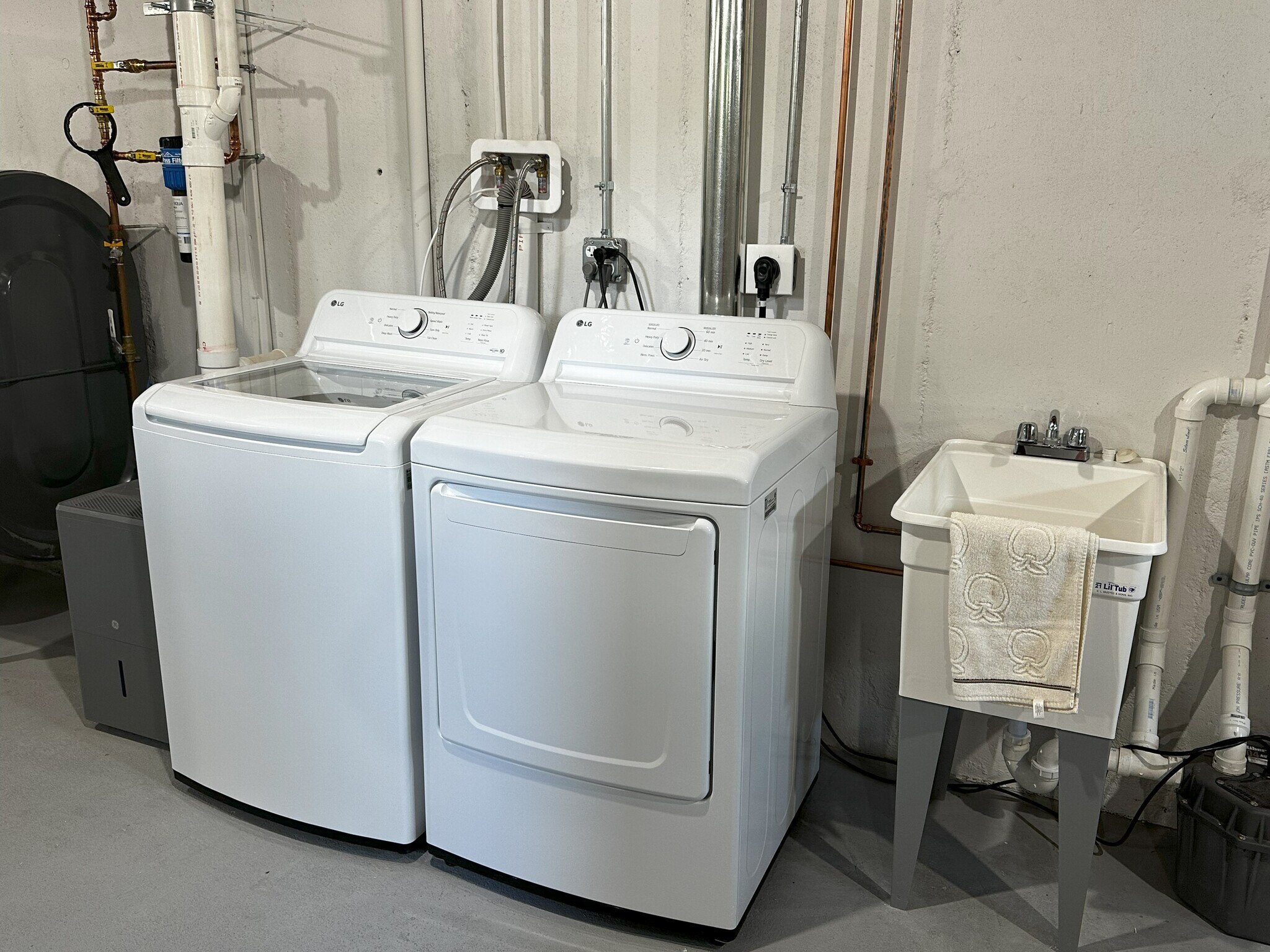 New Laundry set / sink - 193 Beaver St