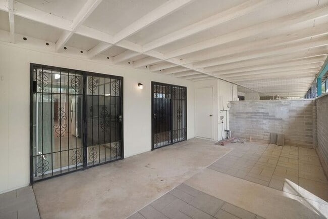 Building Photo - Pending/Rented – Pet-Friendly 2 Bedroom Ho...