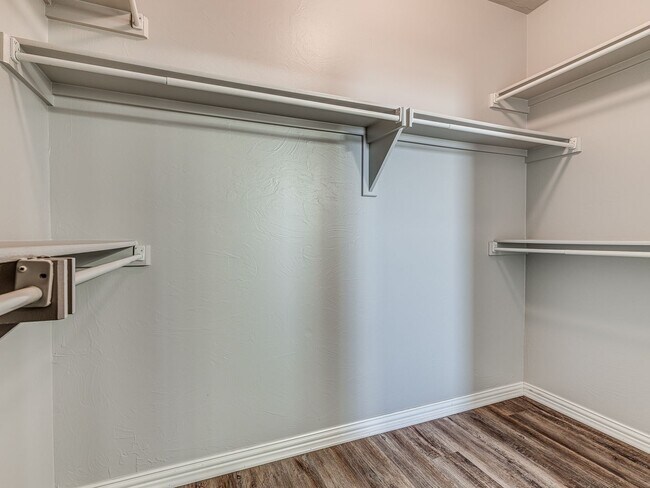 Building Photo - Well kept home in Edmond + 3 bedrooms + Office + Edmond Schools