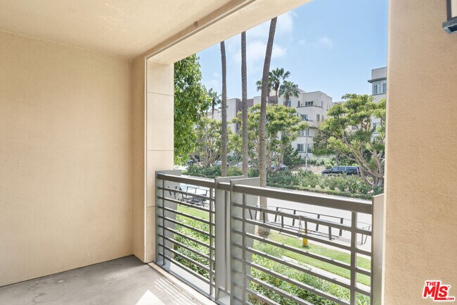 Building Photo - 5831 Seawalk Dr