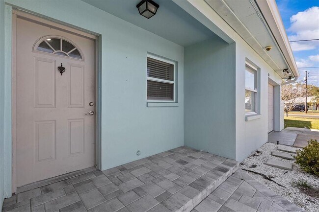 Building Photo - 310 Westwinds Dr E