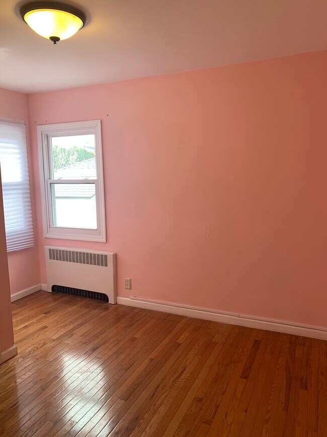 Building Photo - Terrific 4 Bed/1 Bath Home in Elmont!