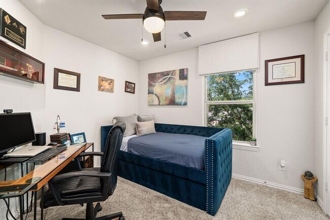 Building Photo - 5003 Lehman Oaks Dr